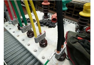 测温变压器设备线夹，用于变压器与导线的连接，红色为测温指示杆